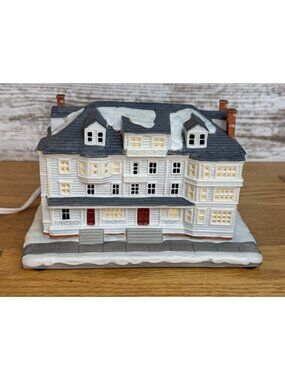 1993 Hawthorne Village Red Lion Inn Norman Rockwell Christmas Porchlight COA Box